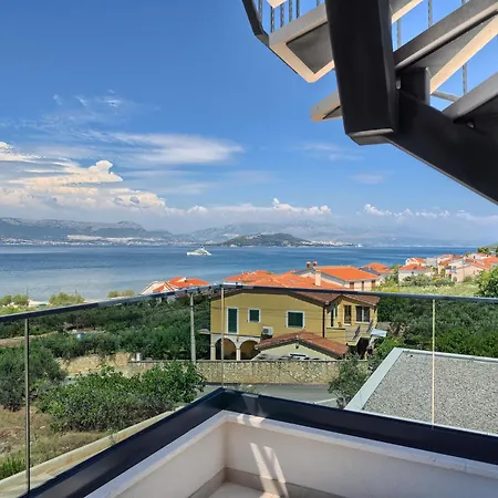Apartment K's Rooftop - Sea-view & Pool Slatine