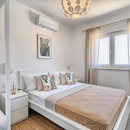 K's Rooftop - Sea-view & Pool Apartment Slatine